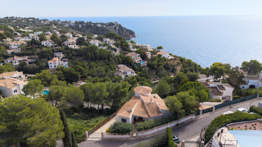 5 Bedrooms - — 35/39