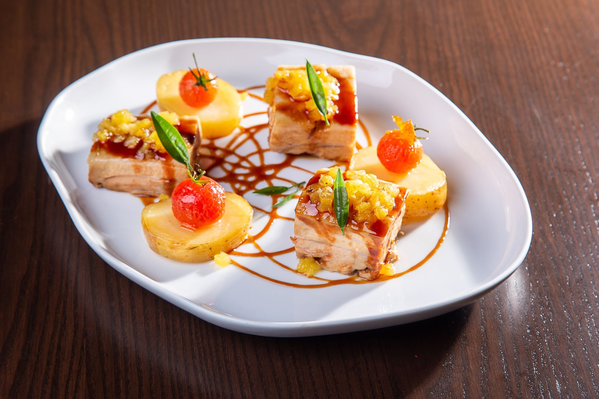 Tapas d'Arrels Racó Gastronòmic présentées sur un plat blanc
