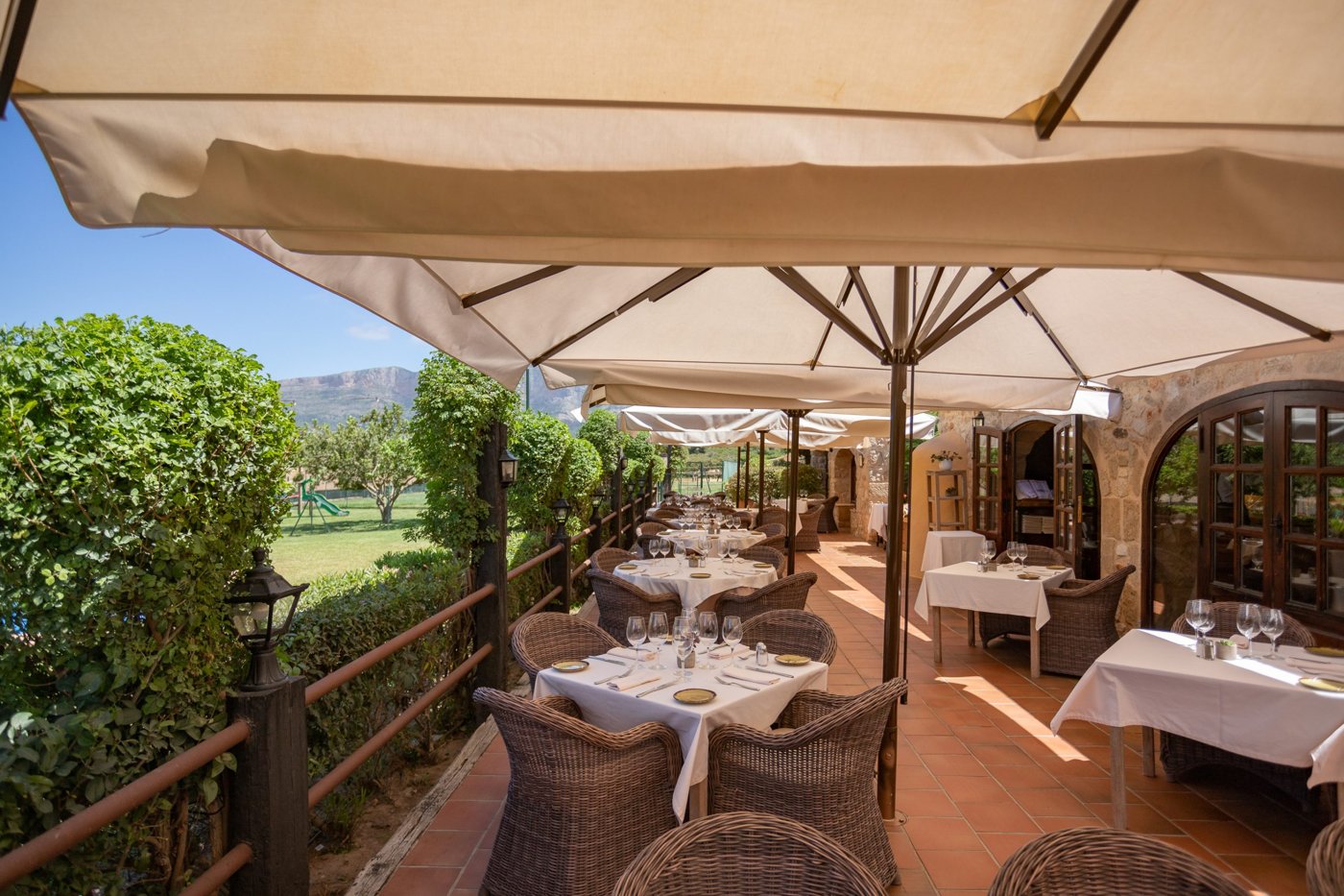 Die Restaurantterrasse mit dem Montgó im Hintergrund