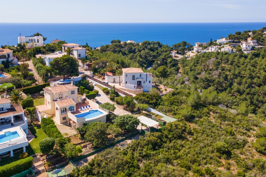 3 Bedrooms - — 36/40