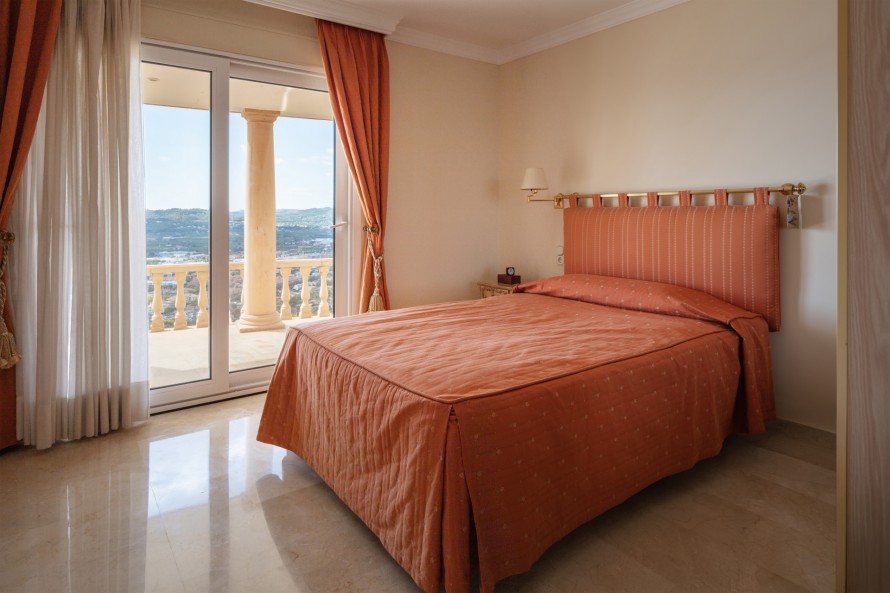 6 Bedrooms - — 18/35