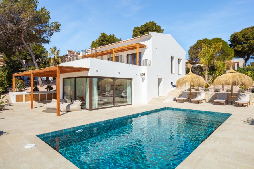 4 Bedrooms - — 2/50