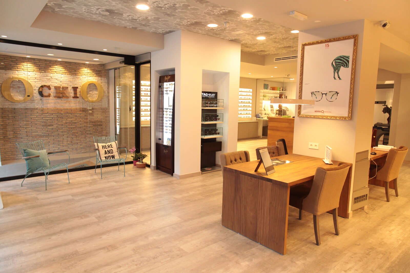 Interieur van opticien Ockio, met de naam op de bakstenen muur