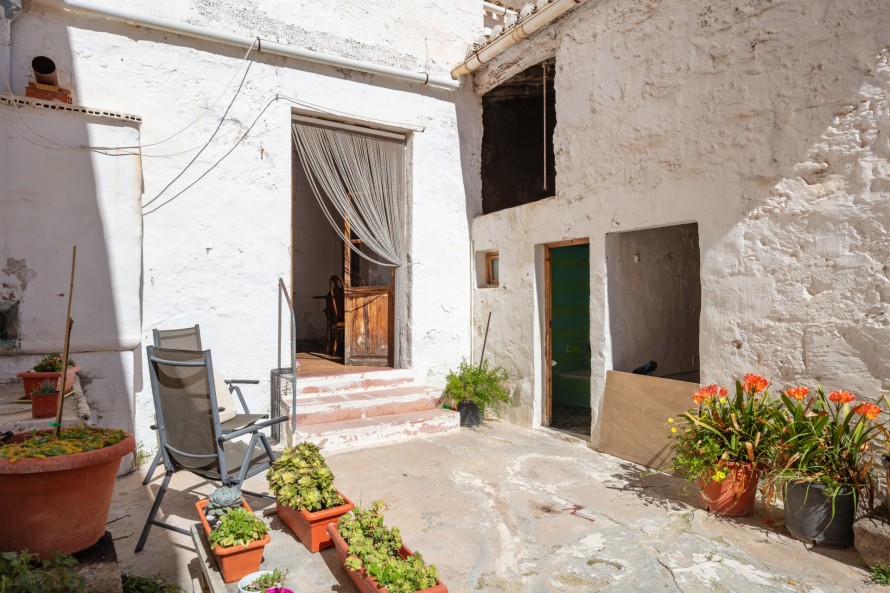 4 Bedrooms - — 20/21