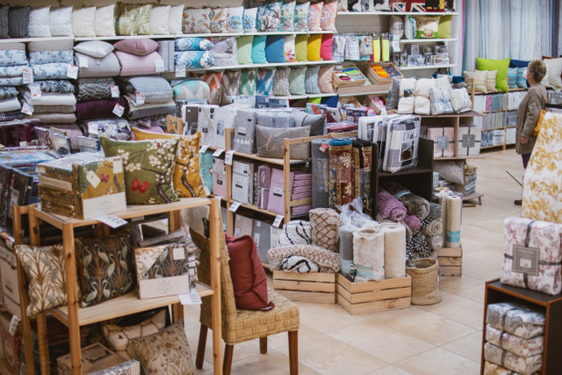 Intérieur de la boutique Yorkshire Linen de Jávea, avec coussins, plaids et linge de lit