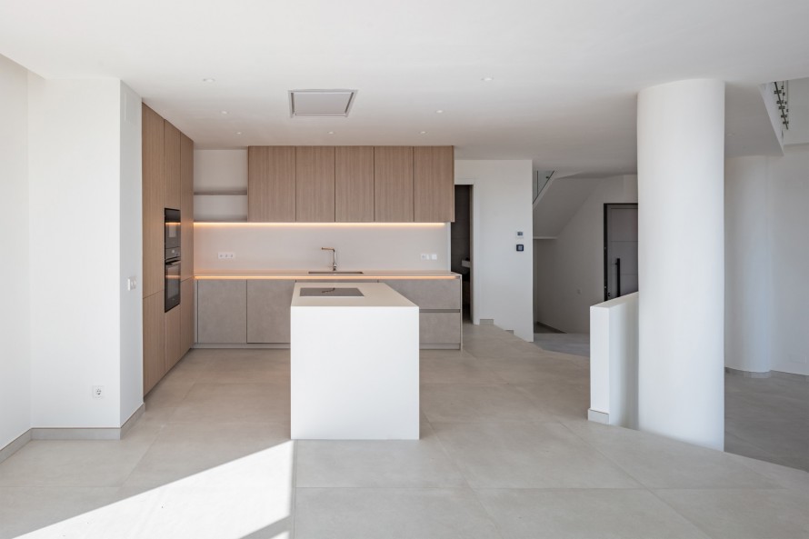 6 Bedrooms - — 8/31