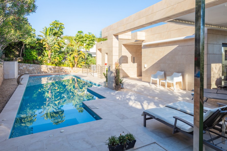4 Bedrooms - — 13/25