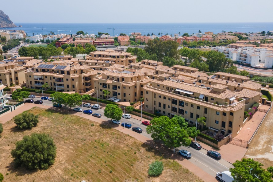 2 Bedrooms - — 23/25