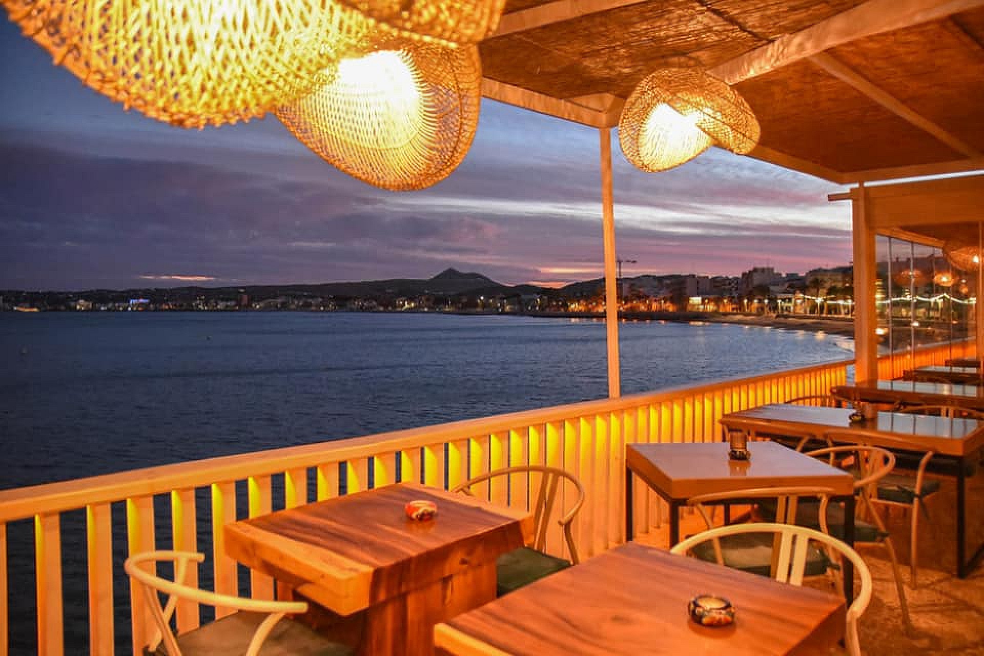 Het terras van Cala Bandida bij schemering, met uitzicht op de baai van Jávea