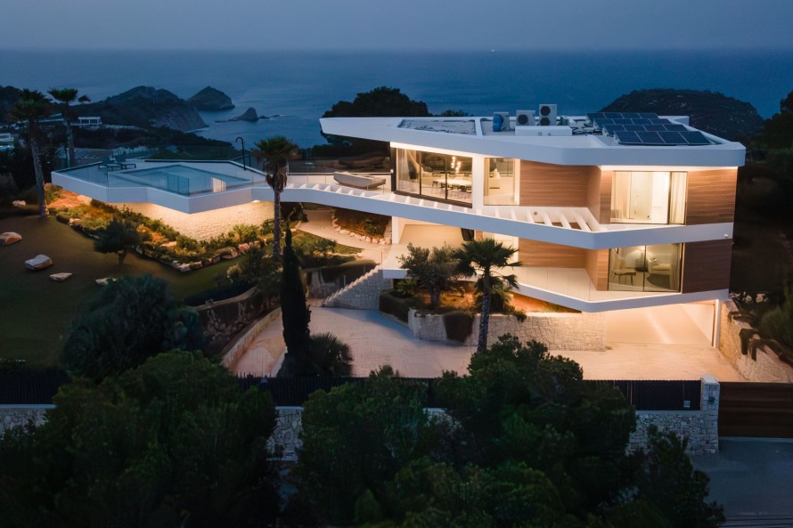 4 Bedrooms - — 17/18