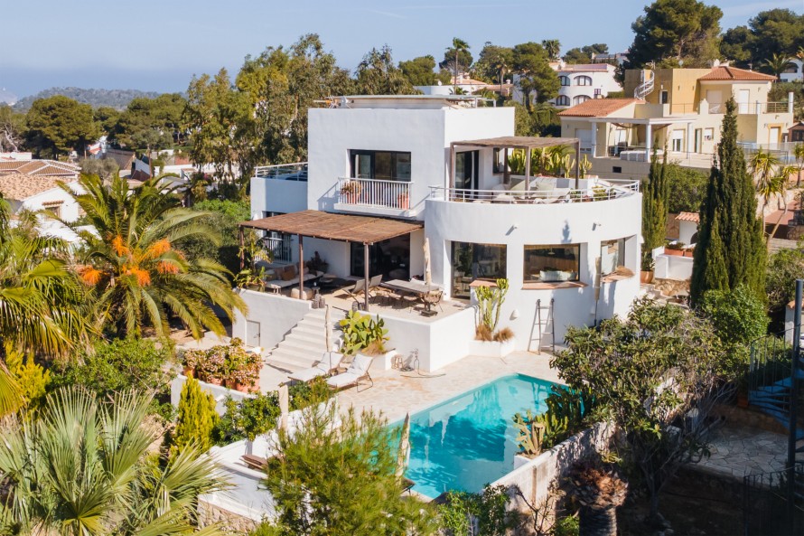 4 Bedrooms - — 45/50