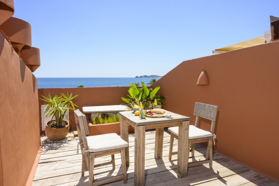 3 Bedrooms - — 27/31