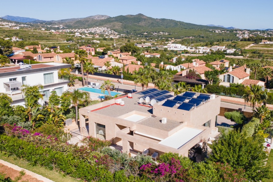 4 Bedrooms - — 23/25