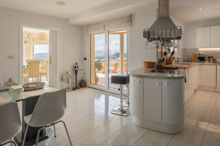 6 Bedrooms - — 9/35