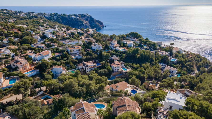 4 Bedrooms - — 6/17