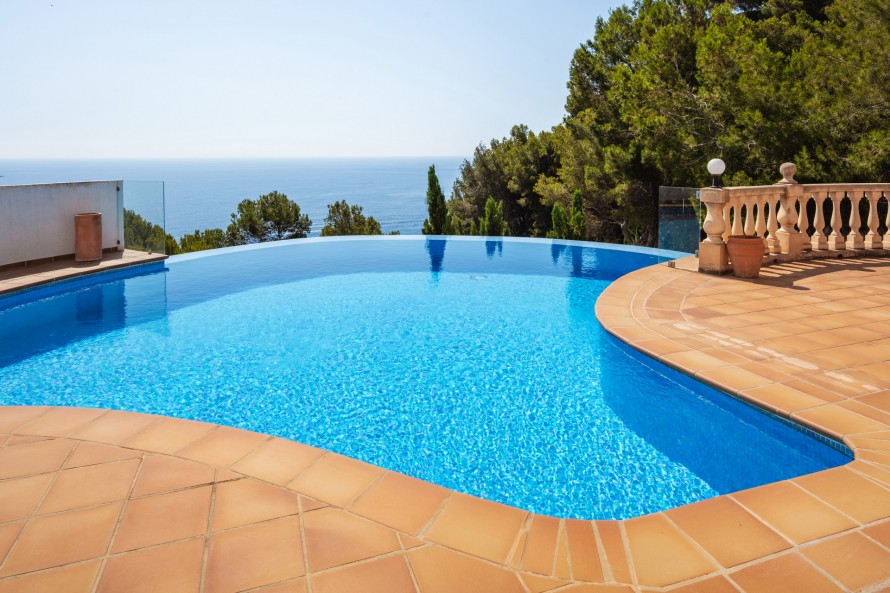 5 Bedrooms - — 16/34