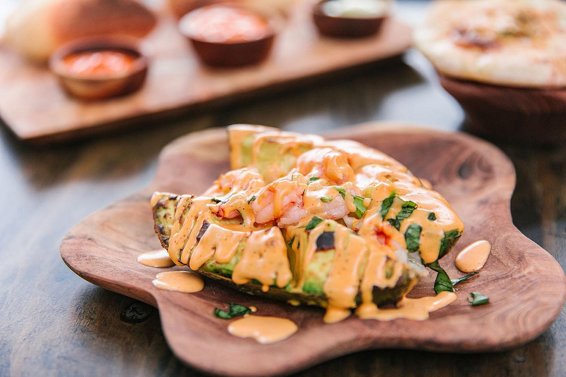 Avocat au feu de bois, crevettes et sauce bandida
