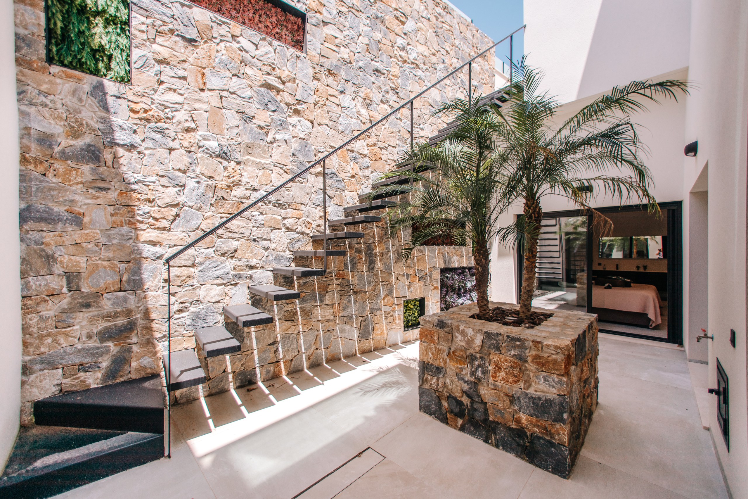 Patio avec escalier en pierre