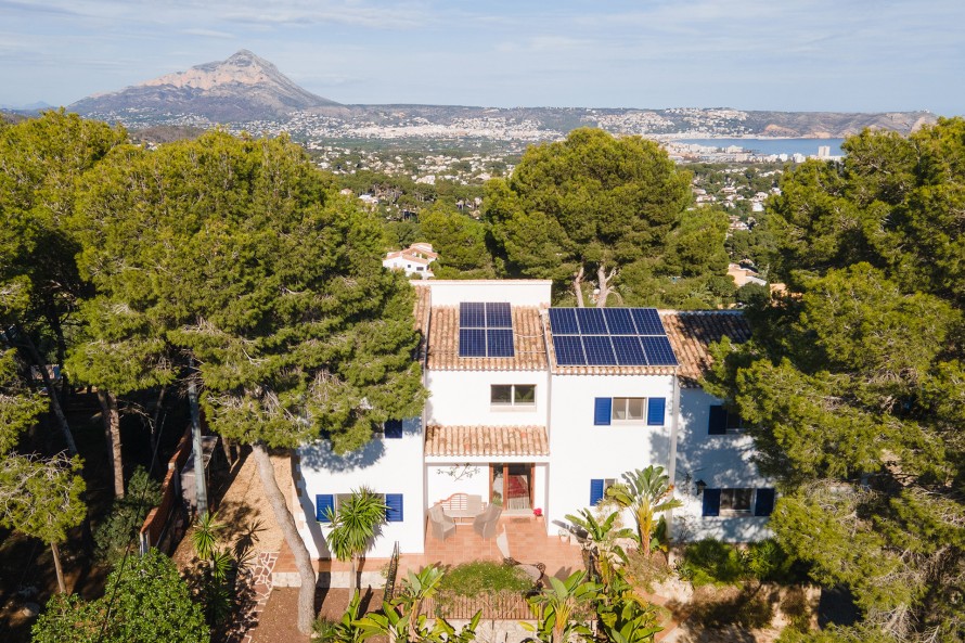 5 Bedrooms - — 33/35