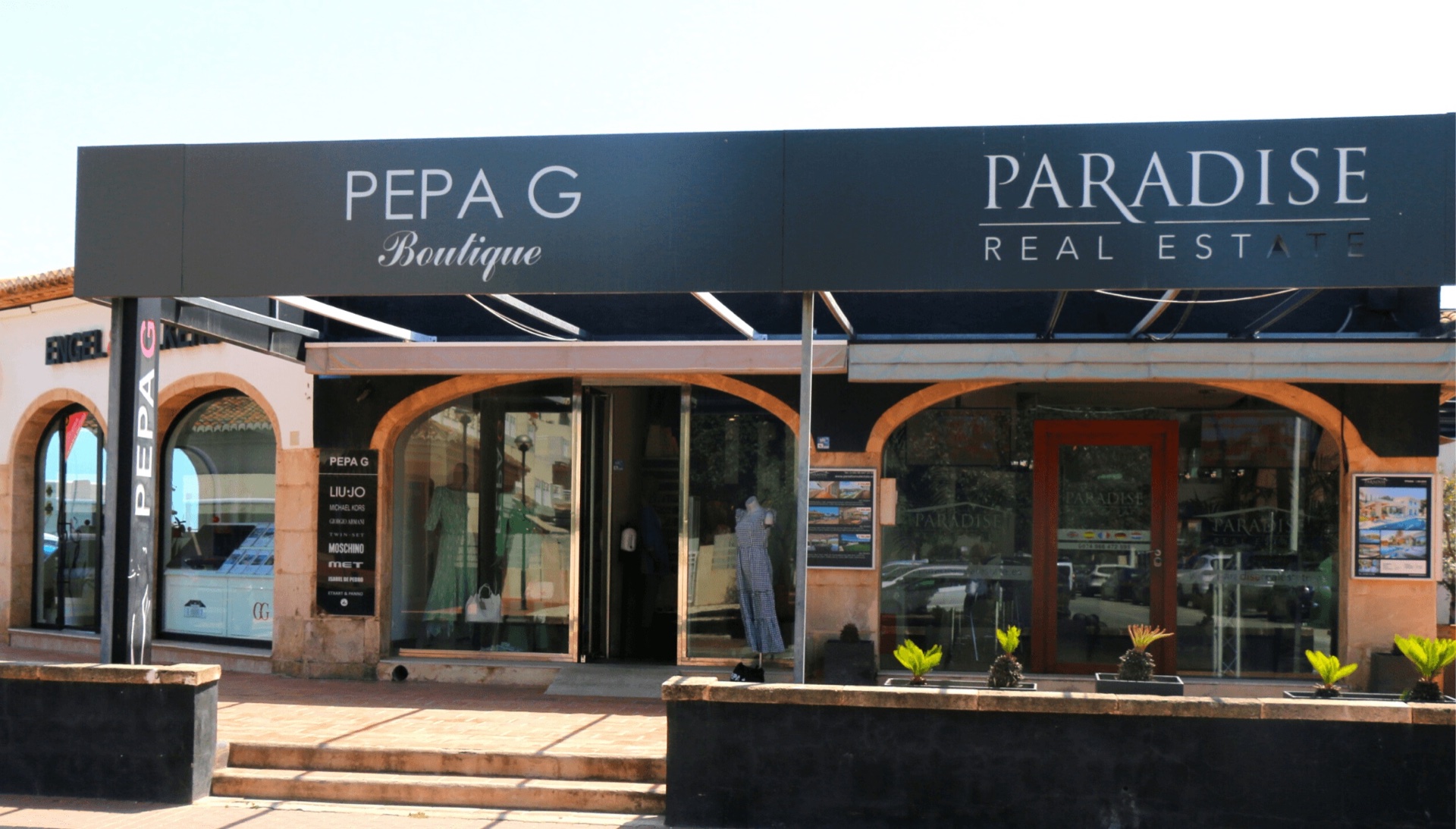 Schaufenster und Eingang der Boutique Pepa G