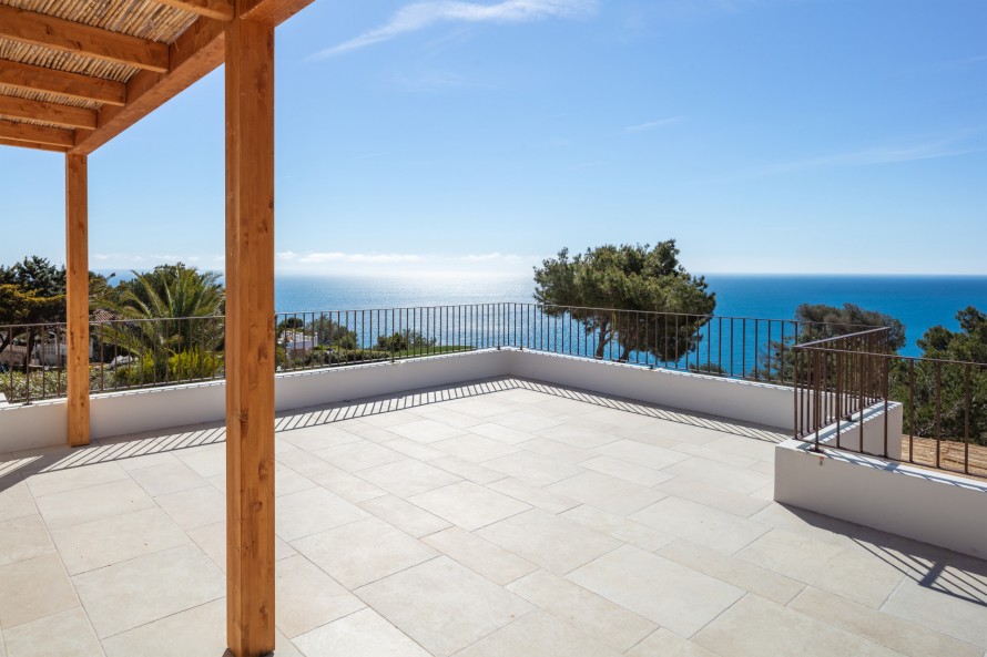 4 Bedrooms - — 44/50