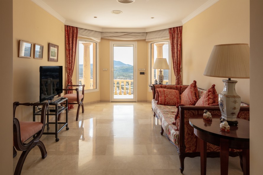 6 Bedrooms - — 20/35