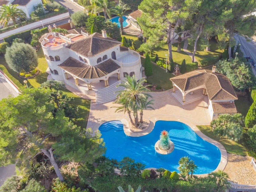 4 Bedrooms - — 2/4
