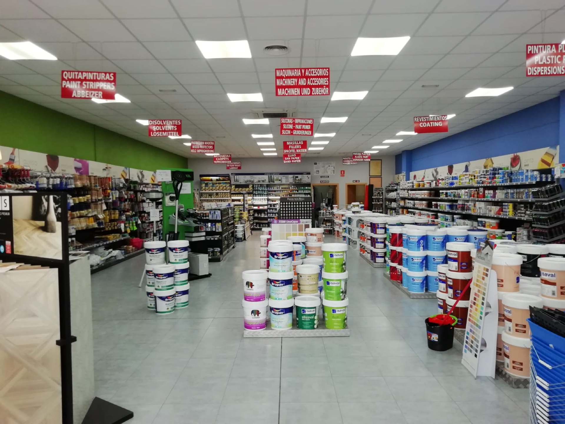 Intérieur du magasin avec rayonnages et pots de peinture