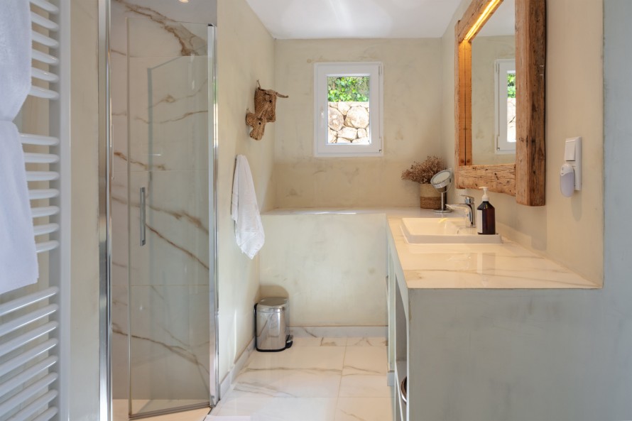 5 Bedrooms - — 42/50