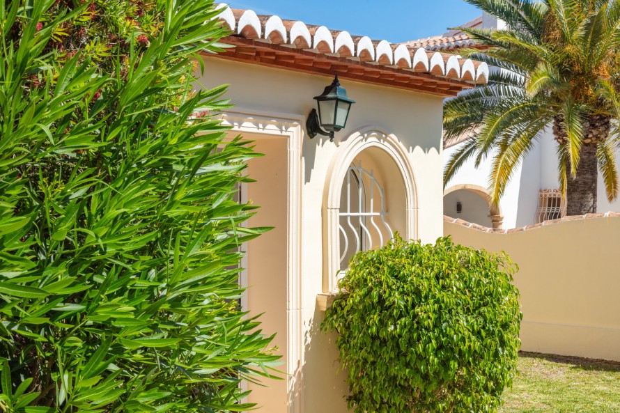 3 Bedrooms - — 25/40