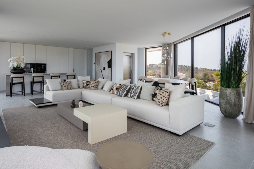 4 Bedrooms - — 5/18