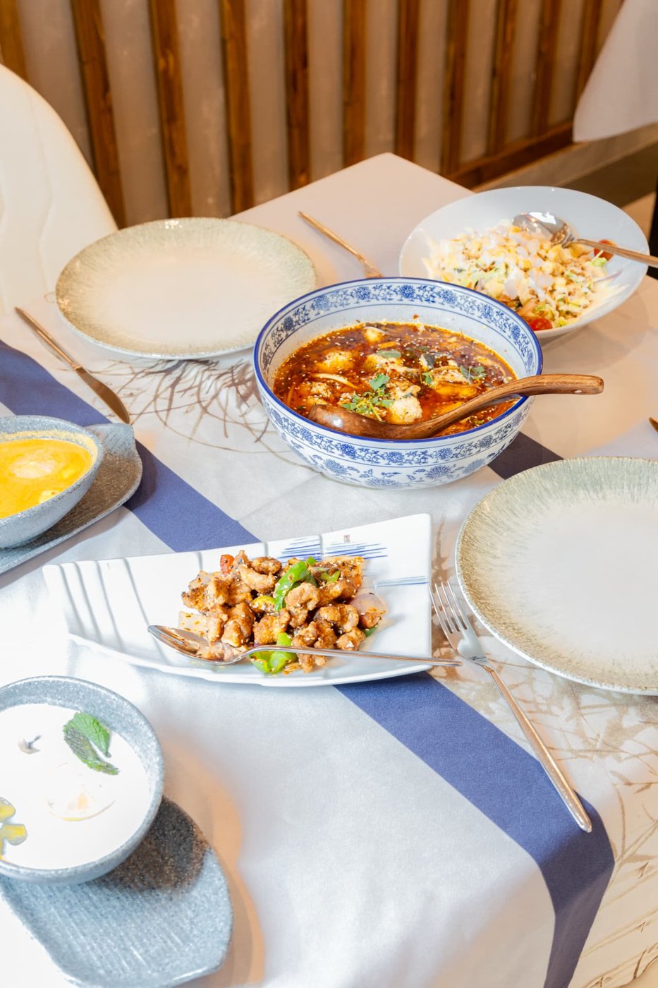 Des plats de la carte sur la table