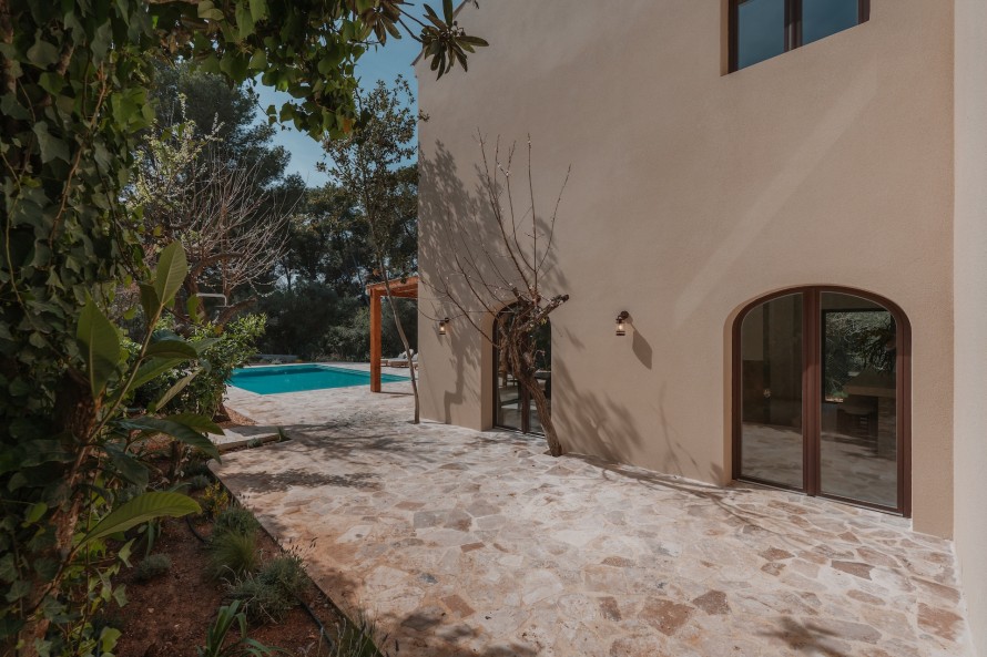 5 Bedrooms - — 42/48