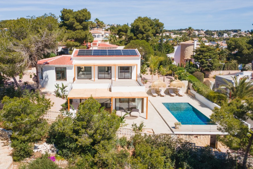4 Bedrooms - — 50/50