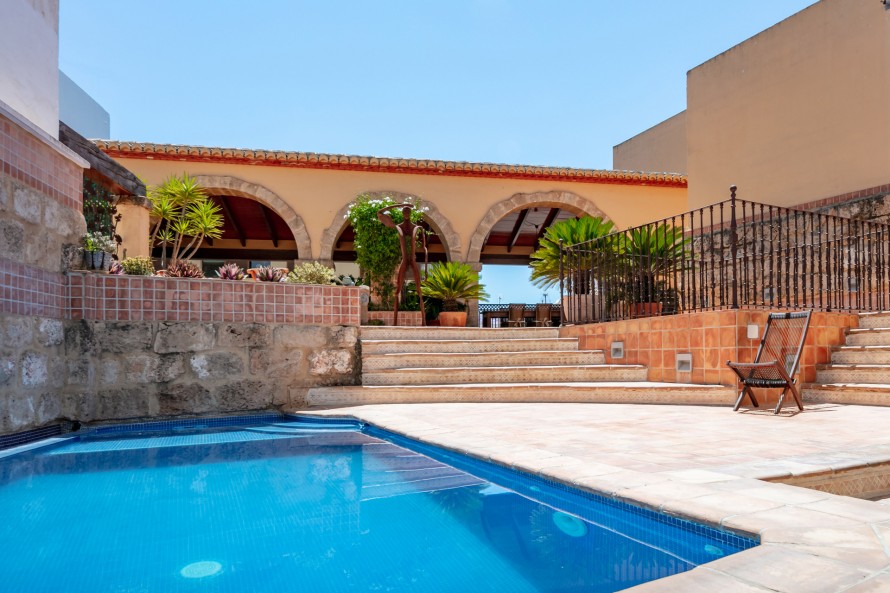 5 Bedrooms - — 22/28