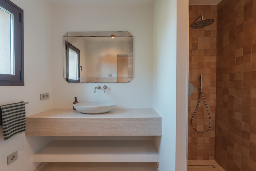 5 Bedrooms - — 32/48