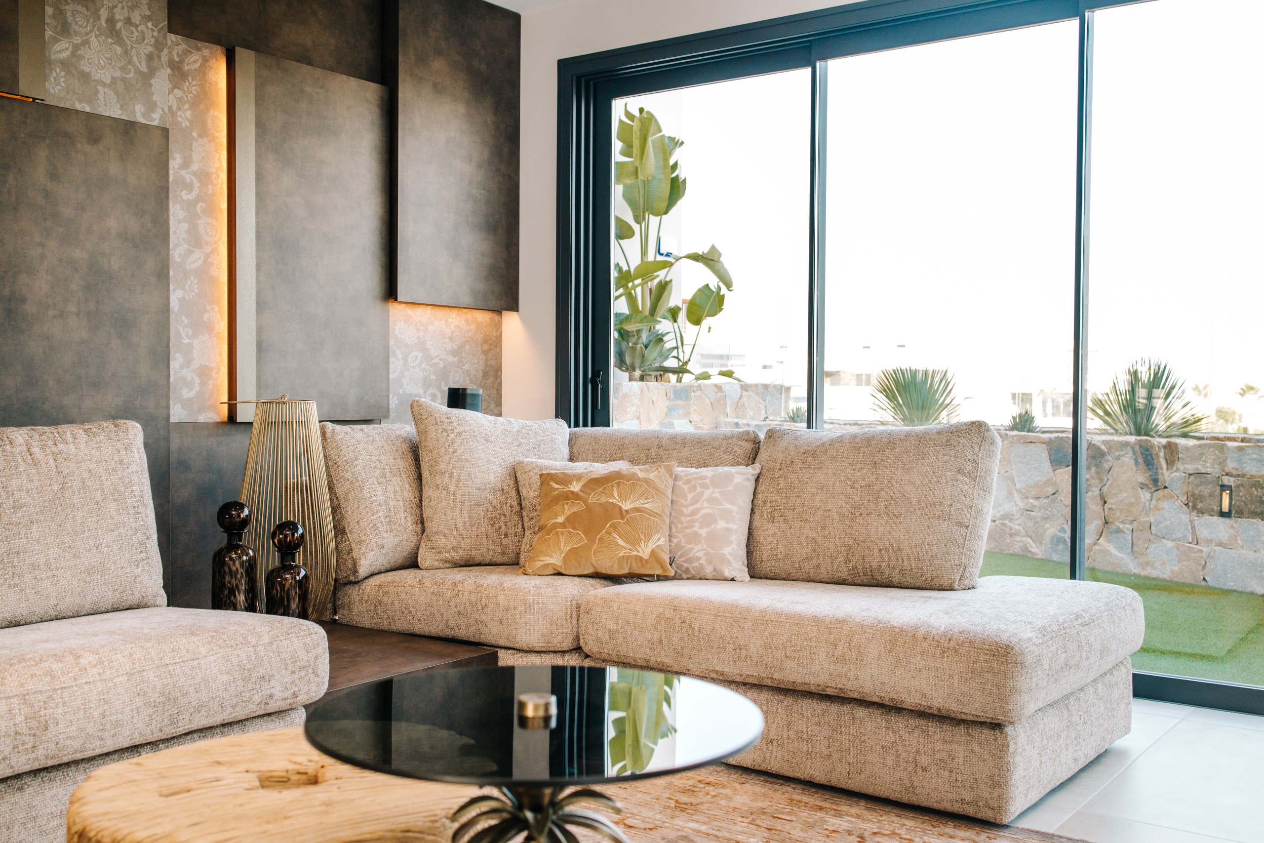 Wohnzimmer einer Villa der Residencial Oceanic mit Möbeln von Bella Furniture