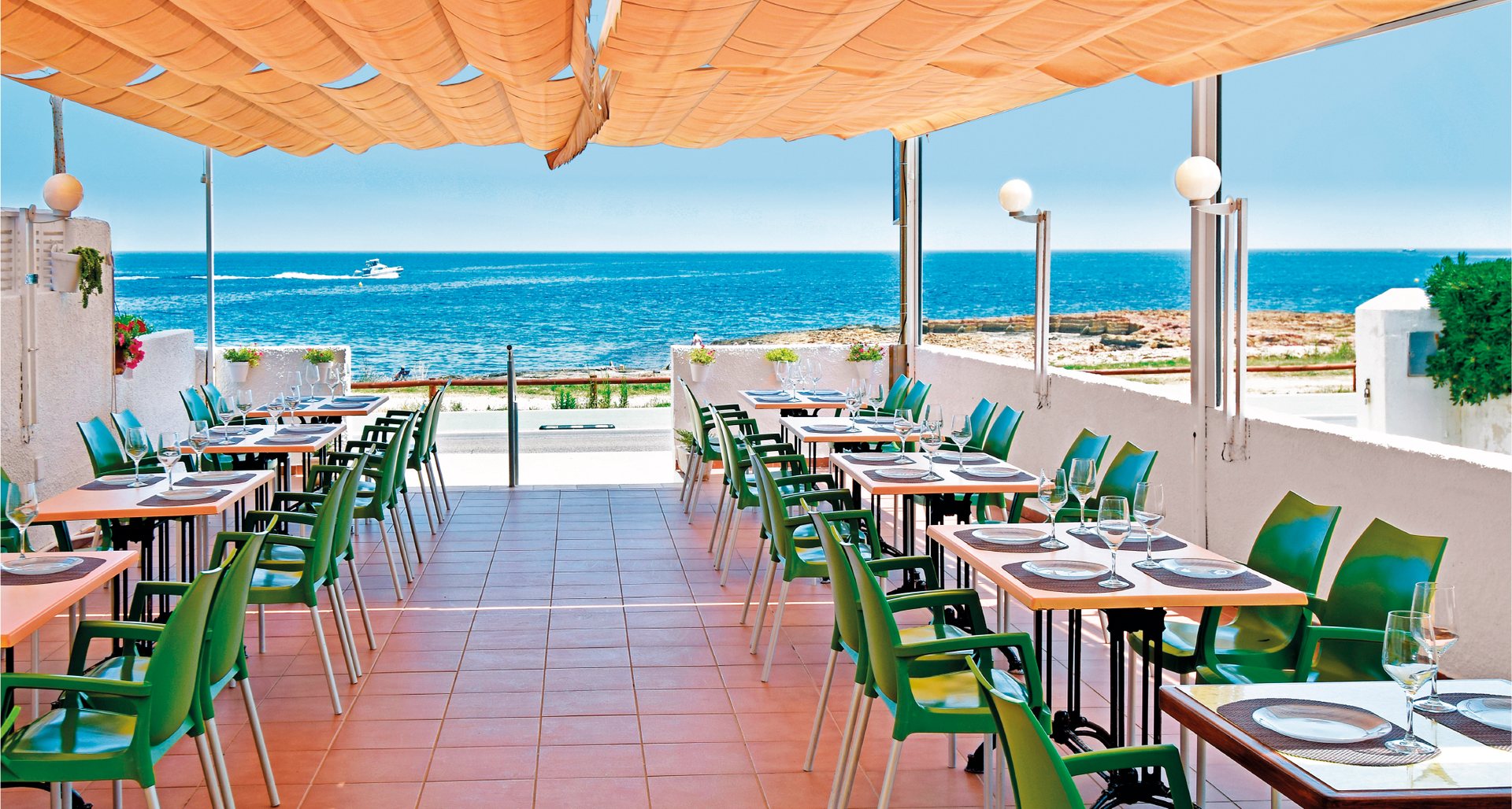 La terrasse de L'Hellín, avec ses tables face à la mer