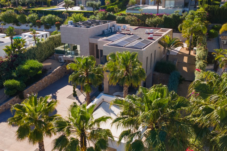 4 Bedrooms - — 20/25