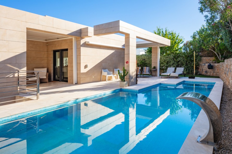 4 Bedrooms - — 16/25