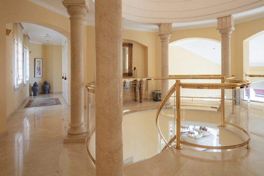 6 Bedrooms - — 12/35