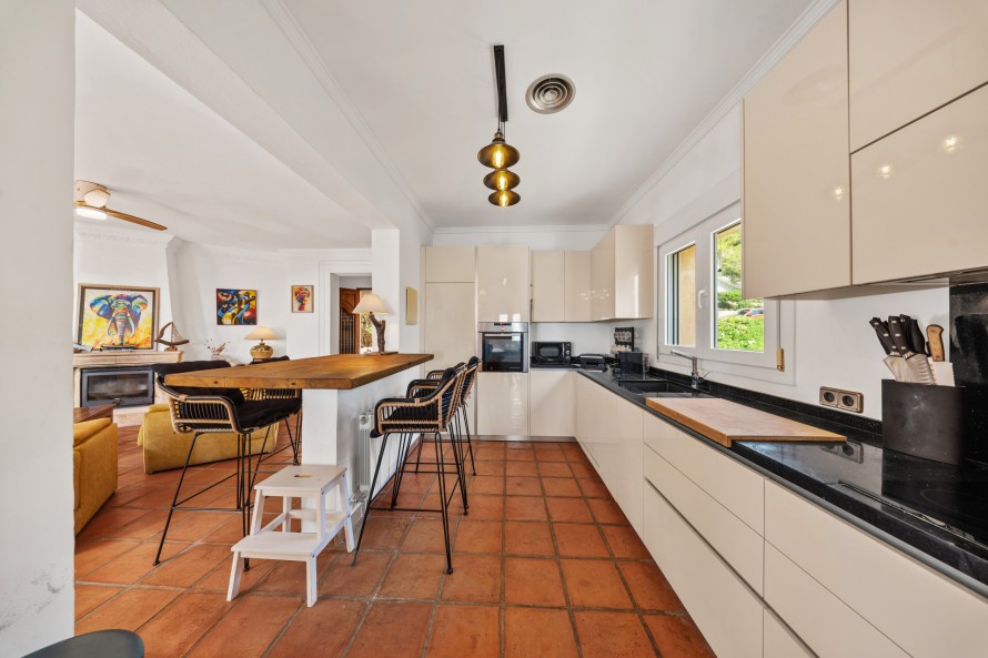 5 Bedrooms - — 11/39