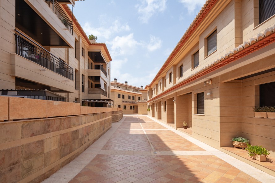 2 Bedrooms - — 19/25
