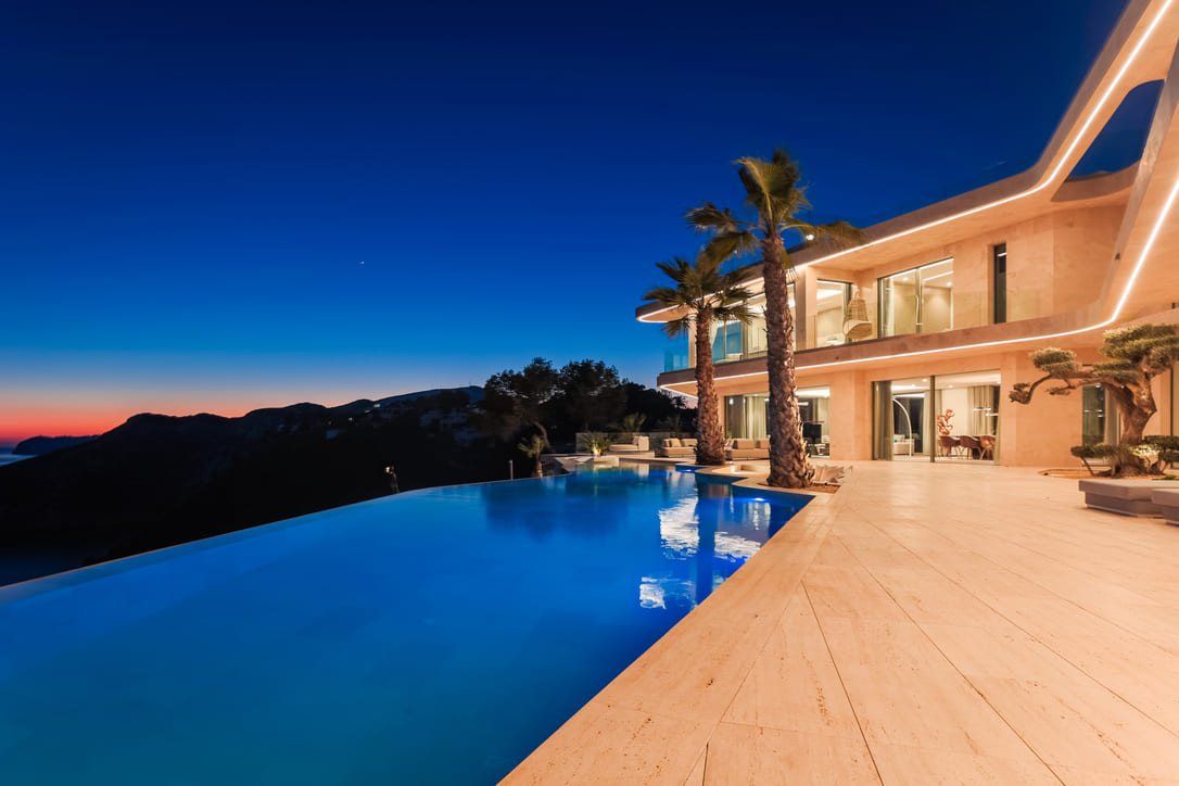 Casa Morgan: pool at sunset