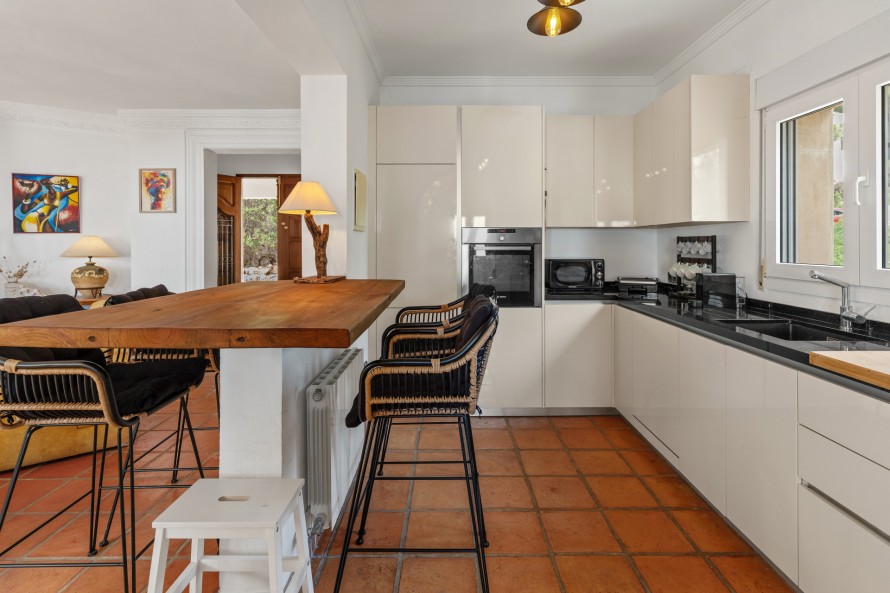 5 Bedrooms - — 12/39