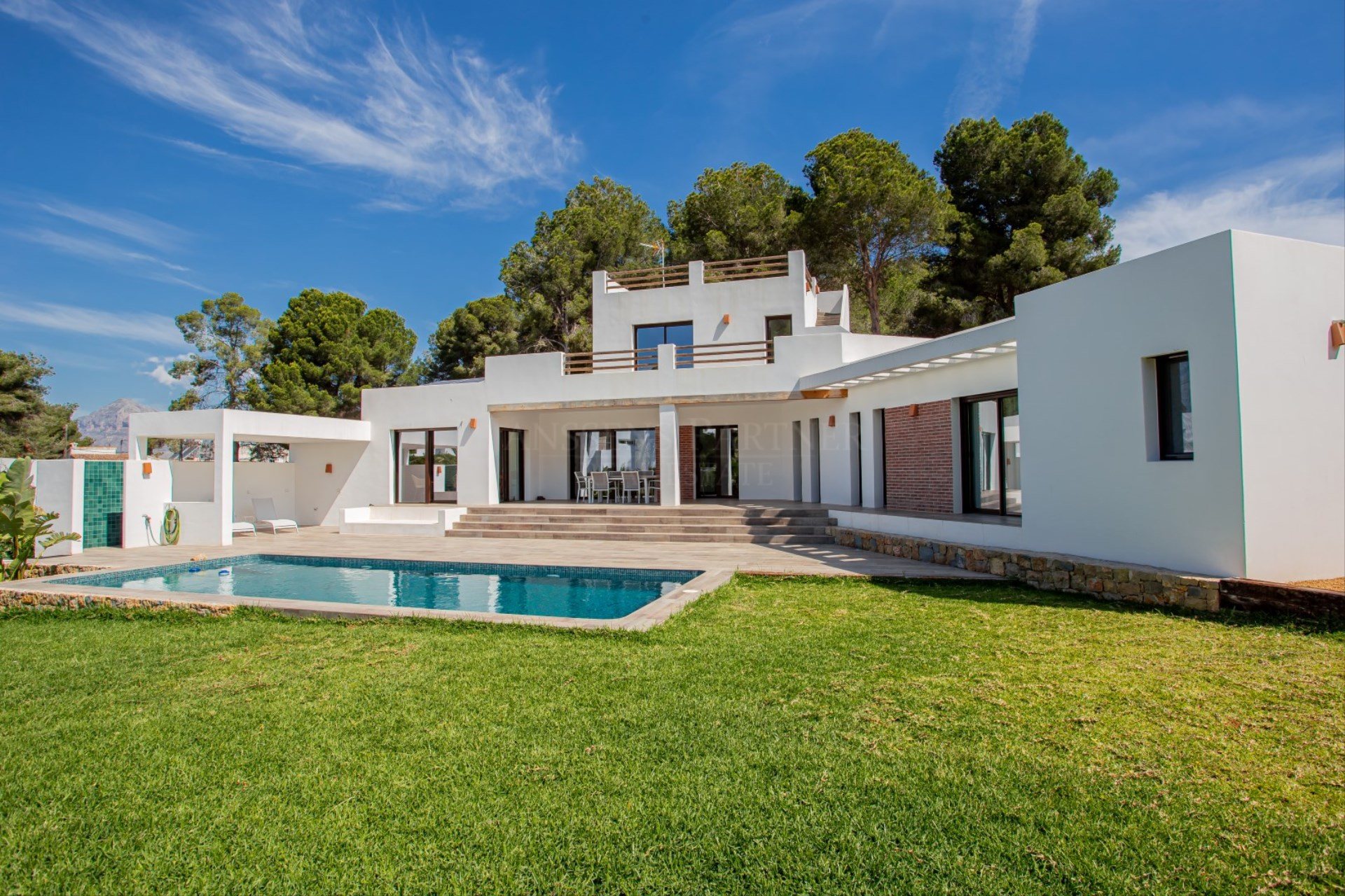 Modern design villa a two-minute walk from Cala Blanca, in Jávea (ref. MRD5-230).