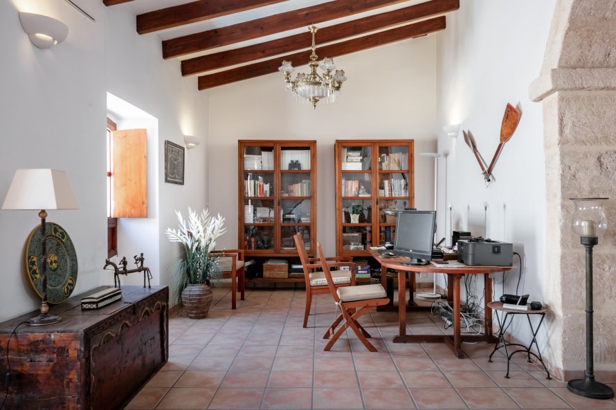 5 Bedrooms - — 8/28