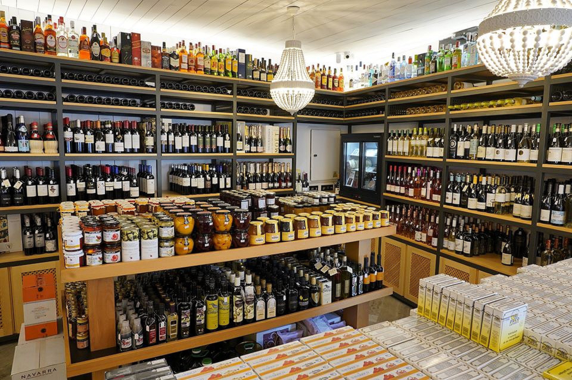 Schappen met wijn en conserven in El Celler de la Fontana