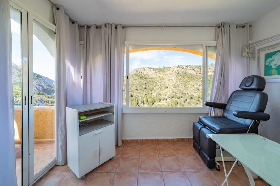 2 Bedrooms - — 11/30