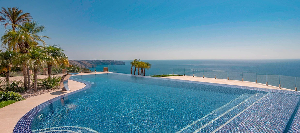Piscine à débordement face à la mer à Cumbre del Sol, réalisée par Gunitec